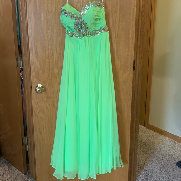 Prom dress - Picture 2 of 4